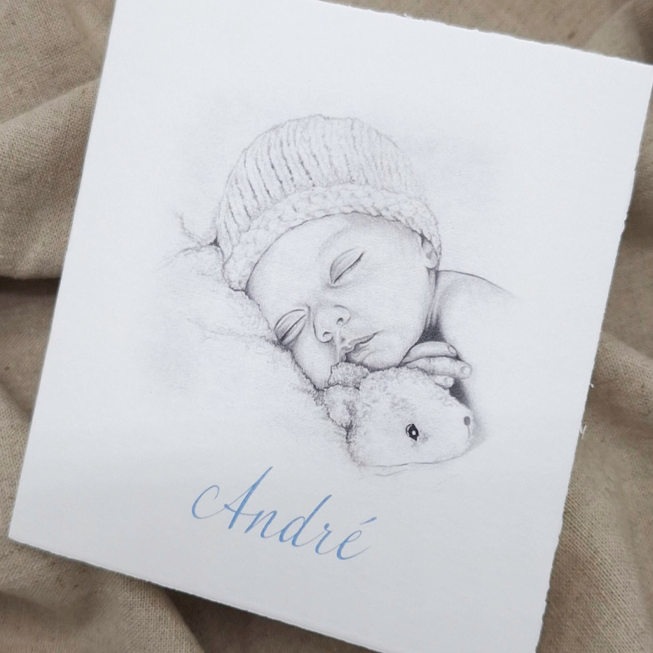Geschetste baby met knuffel
